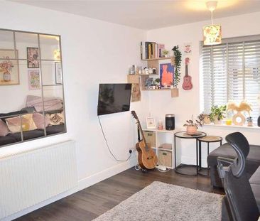 Station Approach, Coulsdon North, Coulsdon, CR5 - Photo 1