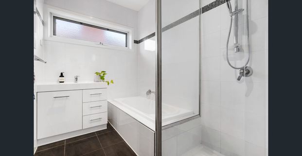 Stylish family home with self contained studio - Photo 1