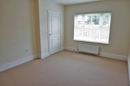4 bedroom semi-detached house to rent - Photo 3