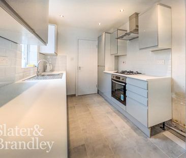 4 bedroom detached house to rent - Photo 3