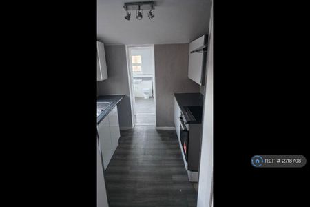 3 bedroom flat to rent - Photo 5
