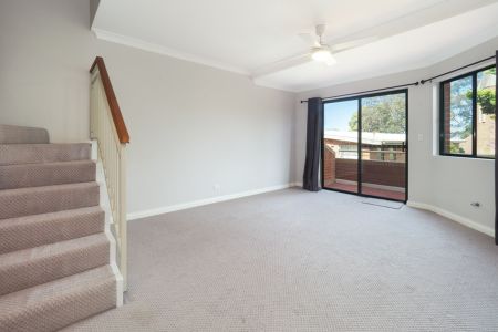 2 Story Apartment within walking distance to Epping train Station! - Photo 5