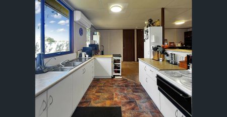 COMFORTABLE THREE BEDROOM HOME - Photo 2