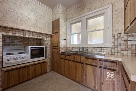 COMFORTABLE LIVING - Photo 2