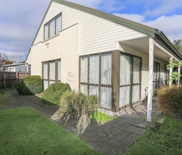 3 BEDROOM, 2 BATHROOM TOWNHOUSE - Photo 6