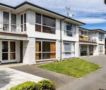 Sunny Two Bedroom Apartment in Merivale - Photo 4