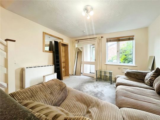 Staines-upon-Thames, Surrey, TW19 6BX - Photo 1