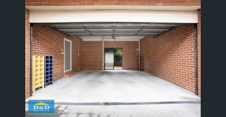 Modern 3 bedroom townhouse. Large, private, sunny courtyard. 3 toilets. Double garage. Walk to Parramatta city centre. - Photo 3
