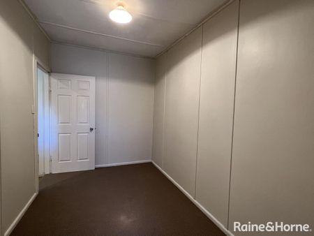 Family home in close proximity to Orange Hospital, Leewood Employment Precinct & In the direction of Cadia Mine - Photo 4