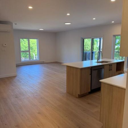 Immense 5 ½ (2 salles de bain dont 1 dans la chambre des maîtres) - Photo 3