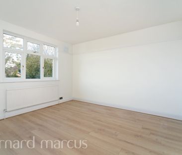Edenfield Gardens, Surrey, Worcester Park - Photo 4
