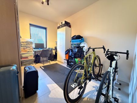 Gelijkvloers twee- slaapkamerappartement met autostaanplaats in Meulebeke! - Photo 3