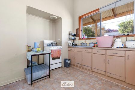 Character Home close to shops - Photo 4