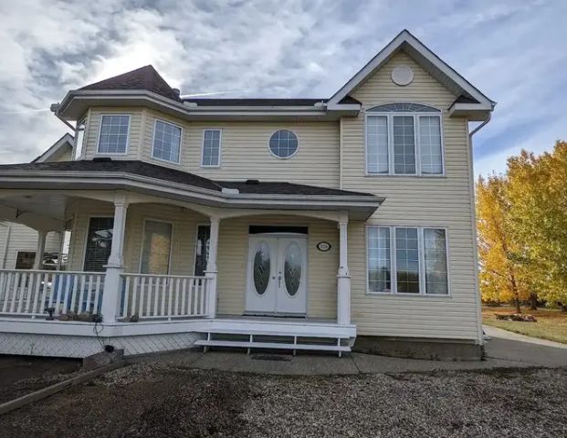 Pet Friendly 5 Bed + Den, 4 Bath, Triple Garage Acreage Home in Windermere. | 804 181 Street Southwest, Edmonton - Photo 1