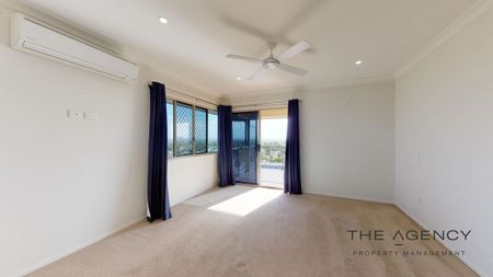 Parents retreat with city views - Photo 4