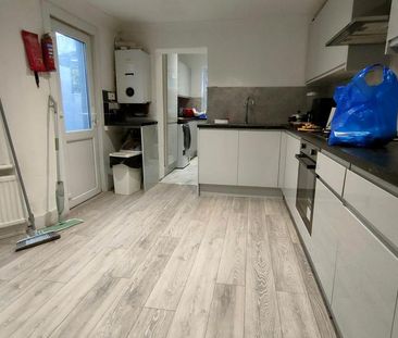 House of multiple occupation to rent - Photo 2