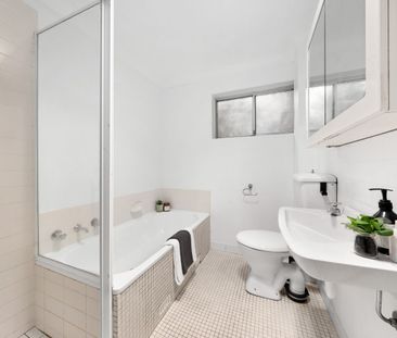 Full Brick Unit, North Facing - 6 Mins Walk to Metro - Photo 6