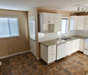 Gorgeous Deer Park Townhouse! 2 Bedrooms 2.5 Baths!! FULLY FINISHED!! - Photo 1