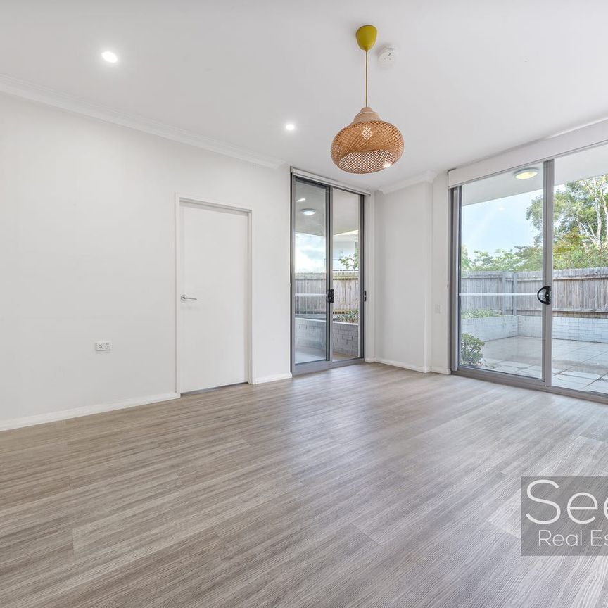 Modern Living In A Newly Renovated Spacious Two Bedroom Apartment - Photo 1