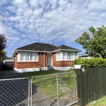 3 Bedroom in Hewer Crescent - Photo 4