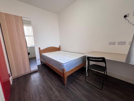 1 bedroom in a house share to rent - Photo 2