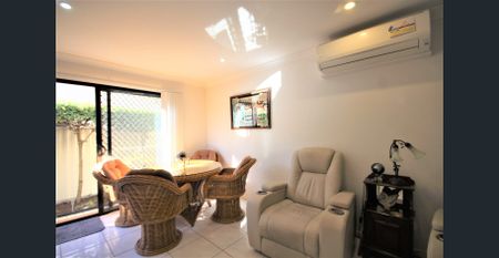 Air-conditioned Townhouse in Prime Location - Photo 2
