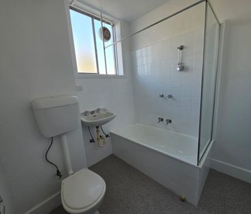 Beautiful Renovated Apartment - Freeway, Shops, City, Transport, Sc... - Photo 6