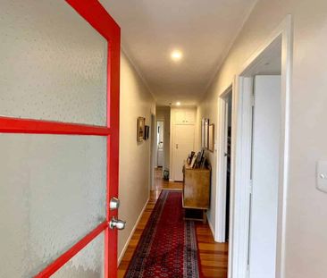 Lovely 3 Bedroom House with Garage - Photo 4