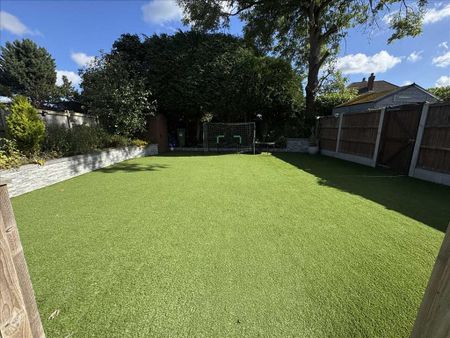 4 bedroom semi-detached house to rent - Photo 2