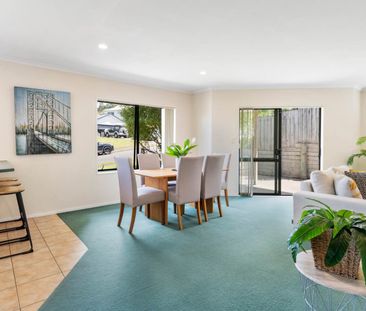 SPACIOUS THREE LEVEL HOME- FOUR BEDROOMS-OREWA! - Photo 4