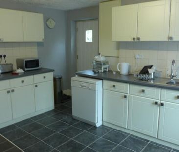 3 bedroom semi-detached house to rent - Photo 5