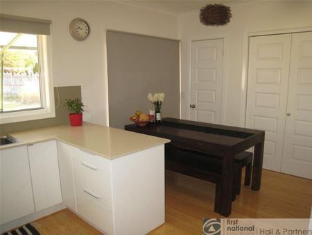 Beautifully Presented Home in a Quiet Court Location - Photo 5