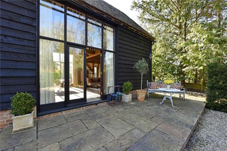 Superb converted barn with an idyllic private garden set in a beautiful private and secure estate. - Photo 3