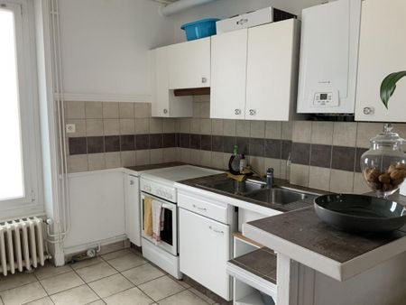 Location Appartement 3 pièces 81m² ROANNE 42300 - Photo 4