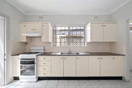 Spacious three-bedroom home - Photo 3