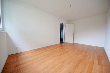 Modern apartment with large seating area - Photo 2