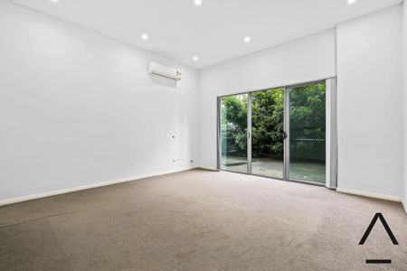 Centrally Positioned, Expansive And Modern, Executive Style, Sun-Kissed And Private Two Bedroom, Two Bathroom Courtyard Oasis, Moments To All Amenitie - Photo 2