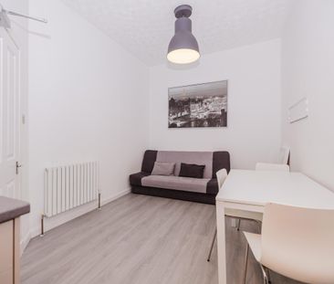 2732LT - Bank Street, Edinburgh, EH1 2LN - Photo 2