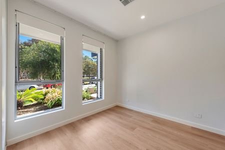 Two-Storey Luxury in the Heart of Modbury - Photo 2