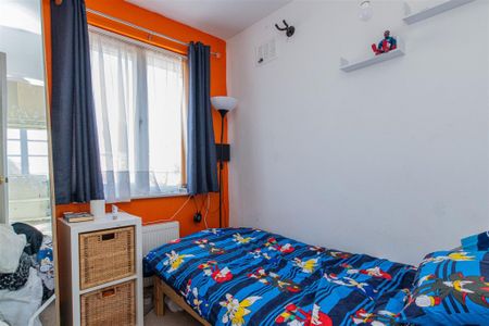 3 bed House - Semi-Detached To Let - Photo 3
