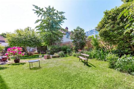 2 bedroom flat in Chiswick - Photo 5