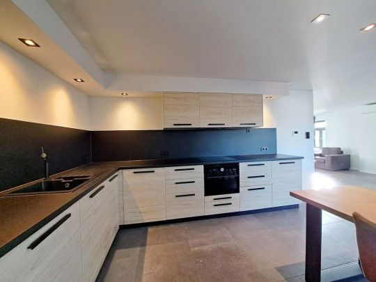 Instapklaar ruim duplex appartement te Rekem - Photo 1