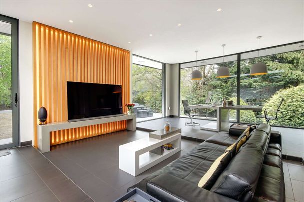 A substantial family home with versatile living set in attractive grounds. - Photo 1