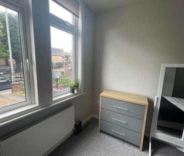 Silver Royd Hill (room 1), Armley, Leeds - Photo 4