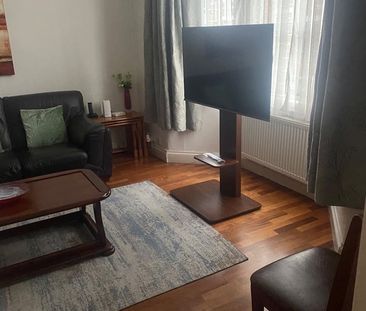 3 Bed Terraced House, Scarborough Road, E11 - Photo 2