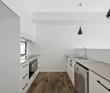 37 Lockyer Street, Camp Hill QLD 4152 - Townhouse For Rent | Domain - Photo 3