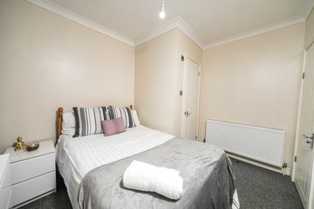 4 Bed Terraced House, Pitcroft Avenue, RG6 - Photo 2