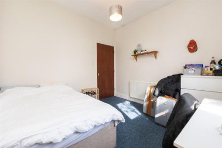3 bedroom flat to rent - Photo 4