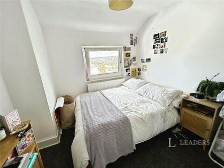 5 bedroom flat to rent - Photo 3
