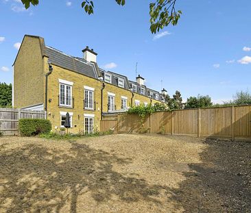 SHORT LET ONLY - A spacious, modern semi-detached townhouse situated within a sought after and secure development - 1 to 3 months - Photo 6